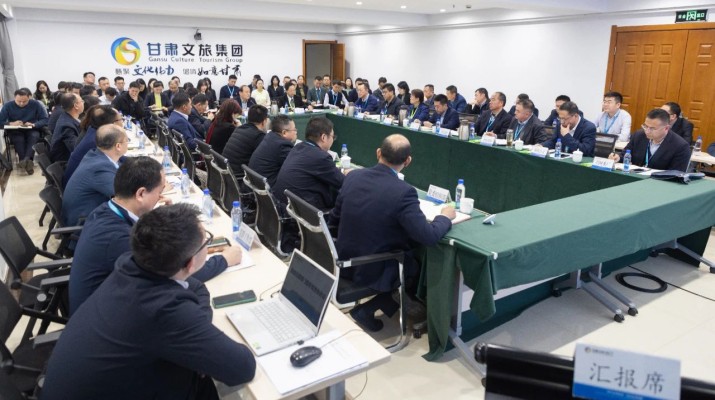 2月18日，甘肅文旅集團(tuán)召開(kāi)總部部門(mén)提質(zhì)增效推進(jìn)會(huì)，集團(tuán)黨委書(shū)記、董事長(zhǎng)石培文出席會(huì)議并講話(huà)。集團(tuán)各職能部門(mén)主要負(fù)責(zé)人圍繞2025年重點(diǎn)工作計(jì)劃、服務(wù)創(chuàng)新手段、存在的問(wèn)題等內(nèi)容做工作匯報(bào)，分管領(lǐng)導(dǎo)點(diǎn)評(píng)